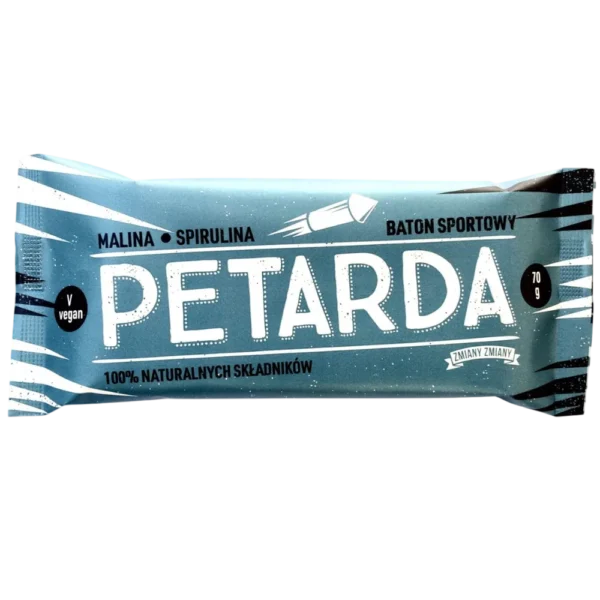 Batonėlis su avietemis ir spirulina "Petarda", pagamintas tik iš natūralių ingredientų, be pridėtinio cukraus, dažiklių ir konservantų. Tinkamas veganams ir vegetarams