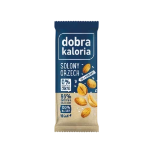 Datulių batonėlis su sūdytais riešutais, be pridėtinio cukraus, pagaminta tik iš natūralių ingredientų.