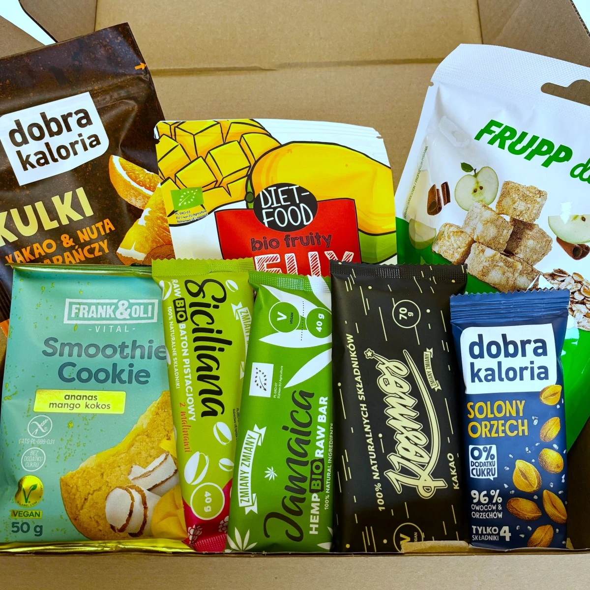 Sveikų užkandžių rinkinys Nr. 2. Didžiąją rinkinio dalį sudaro sveiki batonėliai