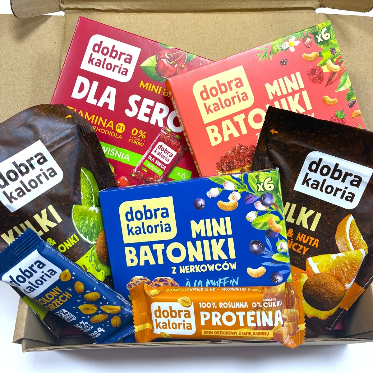 Užkandžių rinkinys kurį sudaro „Dobra Kaloria“ produkcija, visi užkandžiai pagaminti be pridėtinio cukraus, saldiklių ir konservantų